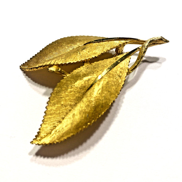 BSK Goldtone Brooch Vintage Mid Century Designer Jewelry Leaf Shape Textured Pin - Picture 2 of 8